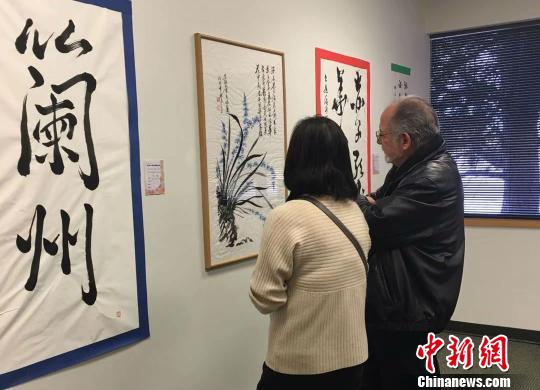 《海外華人寫(xiě)蘭州國(guó)際書(shū)法展》在美國(guó)丹佛活動(dòng)的展覽廳一角。　鐘欣 攝