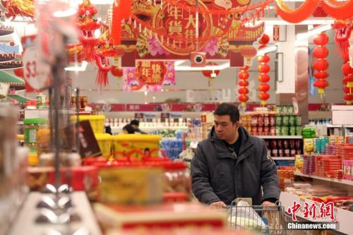 資料圖：消費(fèi)者正在置辦年貨。<a target='_blank' href='http://www.chinanews.com/'>中新社</a>記者 余瑞冬 攝