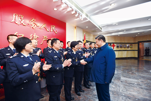 2019年2月1日，中共中央總書記、國家主席、中央軍委主席習近平在北京看望慰問基層干部群眾，考察北京冬奧會、冬殘奧會籌辦工作。這是1日上午，習近平在北京市公安局，同公安英模和干警代表一一握手，向全國廣大公安干警致以新春祝福。 新華社記者 謝環(huán)馳 攝