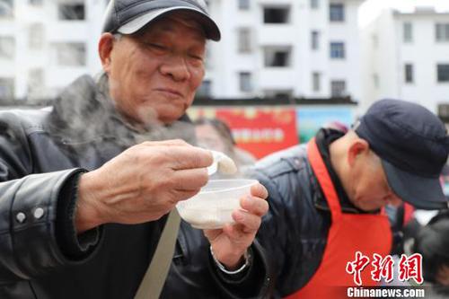 浙江嘉興百余戶家庭齊做湯圓迎元宵：吃了湯圓好團圓