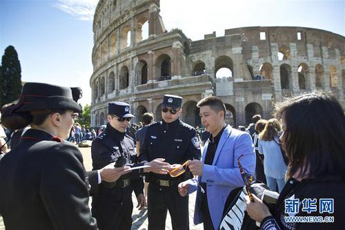 這是2016年5月2日，在意大利羅馬斗獸場外，中方警員在核查一個(gè)中國旅游團(tuán)的證件。當(dāng)日，首次中意警務(wù)聯(lián)合巡邏在意大利羅馬啟動(dòng)。新華社記者金宇攝