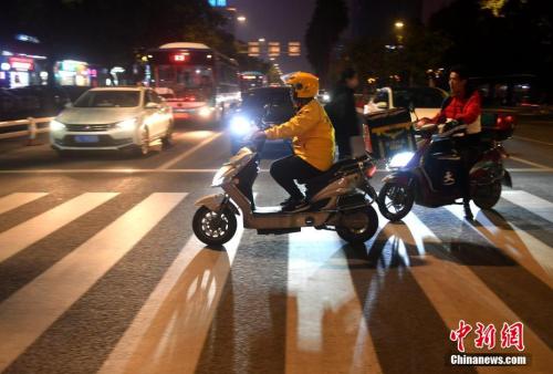 　資料圖：外賣員安興在送餐的路上。<a target='_blank' href='http://www.chinanews.com/'>中新社</a>記者 呂明 攝