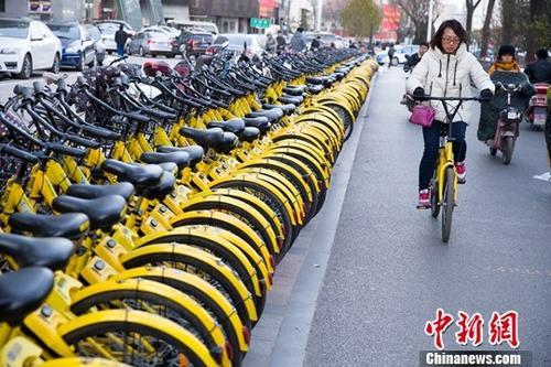 山西太原，民眾正在使用共享單車。<a target='_blank' href='http://www.chinanews.com/'>中新社</a>記者 張云 攝