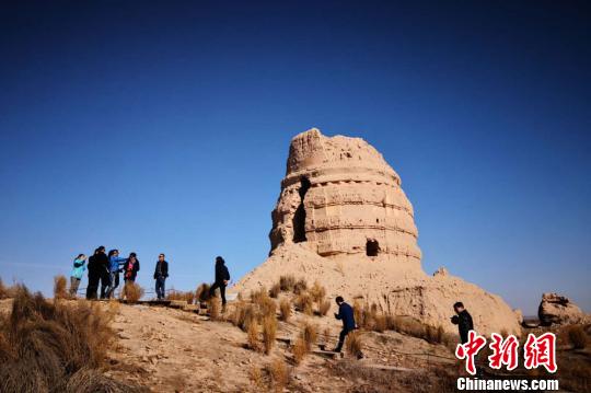 圖為意中貿(mào)促會(huì)考察團(tuán)參觀瓜州鎖陽(yáng)城遺址?！《∷?攝