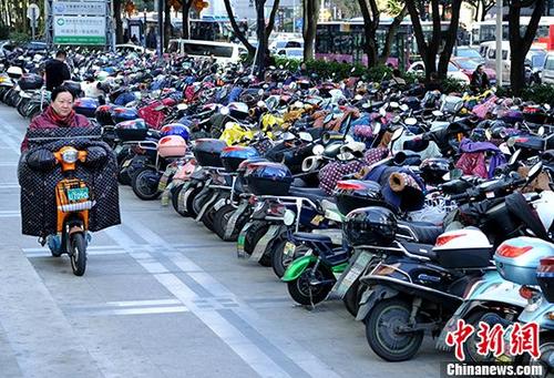 資料圖：市民騎電動(dòng)車出行。 <a target='_blank' href='http://www.chinanews.com/'>中新社</a>記者 張斌 攝