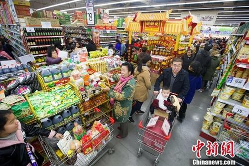 資料圖：民眾在超市購買生活用品。<a target='_blank' href='http://www.chinanews.com/'>中新社</a>記者 張云 攝