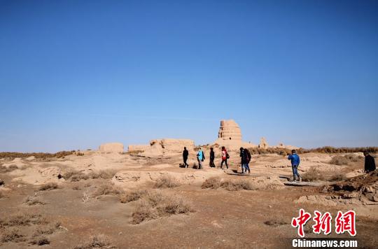 鎖陽城遺址是一處集古遺址、古佛寺遺址、古渠系和古墾區(qū)、墓葬群等多種遺跡為一體的文化遺產(chǎn)，保存了中國古代最為完整的軍事防御體系和農(nóng)業(yè)灌溉水利體系。圖為2019年4月上旬游客參觀?！《∷?攝