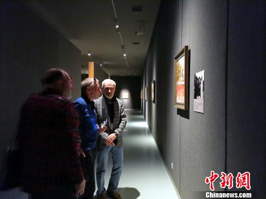 圖為，觀眾在觀賞“印象山東——俄羅斯油畫家寫生作品展”。　孫宏瑗 攝