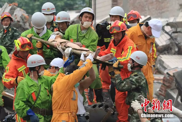 2008年5月17日，救援隊將在廢墟中存活了124個小時的蔣雨航成功救出。中新社記者 盛佳鵬 攝