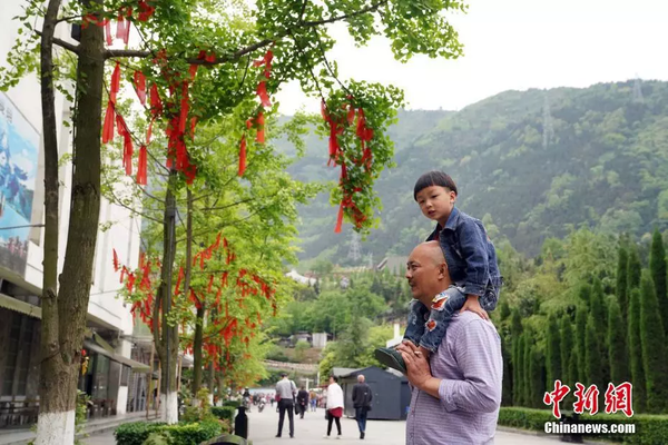 參觀者在汶川縣映秀鎮(zhèn)漩口中學(xué)地震遺址。中新社記者 毛建軍 攝