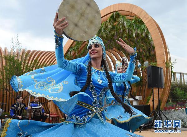 5月26日，演員在“阿塞拜疆國家日”活動中表演。 當日，2019年中國北京世界園藝博覽會“阿塞拜疆國家日”活動在北京世園會園區(qū)舉行。 新華社發(fā)（任超攝）