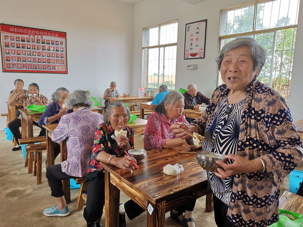 看著有“外人”走進(jìn)來，90歲的老奶奶陶菊蘭滿臉笑意地迎上來。