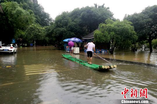 圖為桂林穿山公園部分被淹，附近民眾用竹箋出行?！√茐?mèng)憲 攝