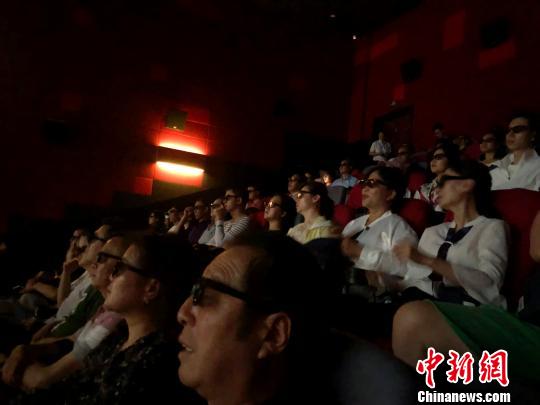 首批觀眾在西夏博物館的3D影院中觀看電影《西夏情緣》。　李佩珊 攝