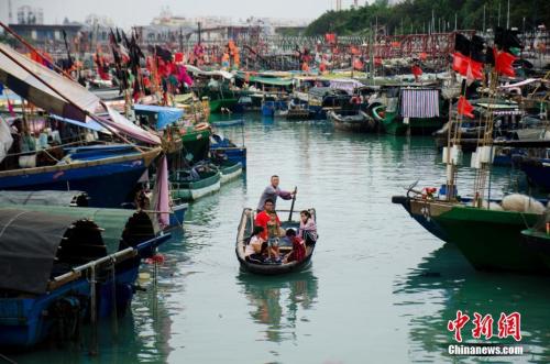 資料圖：廣西北海電建漁港，漁民乘小艇上岸。<a target='_blank' href='http://www.chinanews.com/'>中新社</a>記者 翟李強(qiáng) 攝