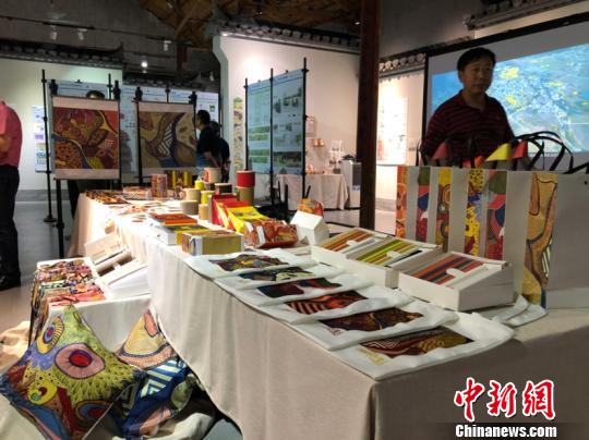 展覽上的文創(chuàng)產品展示。供圖