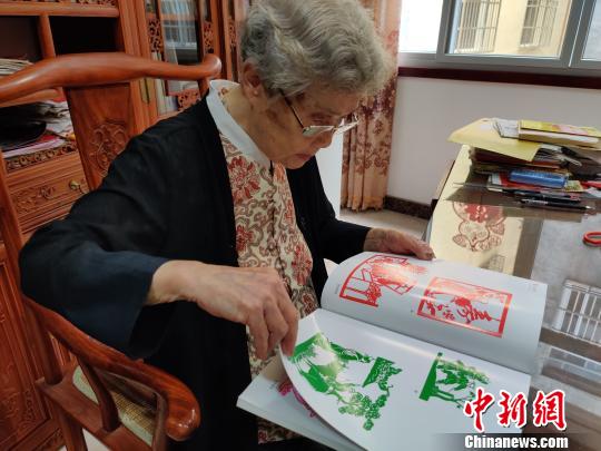 93歲剪紙藝術(shù)家：美好定格在裱框中