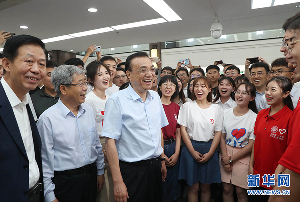 　7月1日，中共中央政治局常委、國(guó)務(wù)院總理李克強(qiáng)在大連考察。這是李克強(qiáng)在大連理工大學(xué)了解畢業(yè)生就業(yè)情況。 新華社記者劉衛(wèi)兵攝