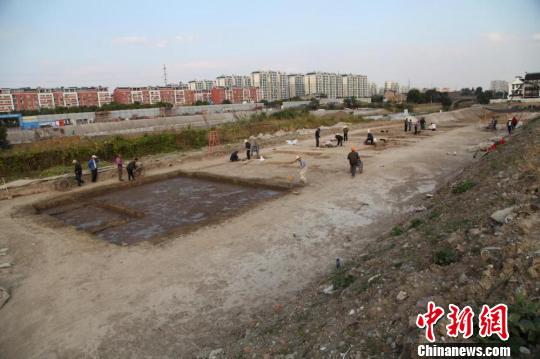 圖為梅里遺址伯瀆河南岸第一次發(fā)掘場(chǎng)景。　考古所供圖 攝