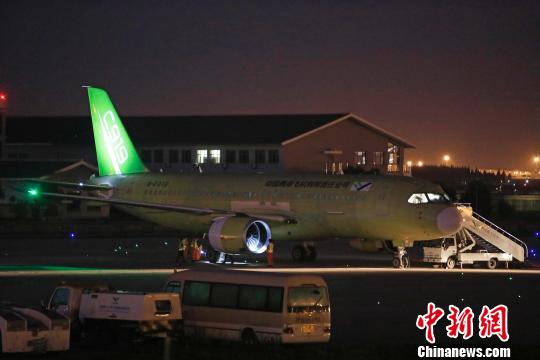 中國商飛C919大型客機104架機成功完成首次試驗飛行