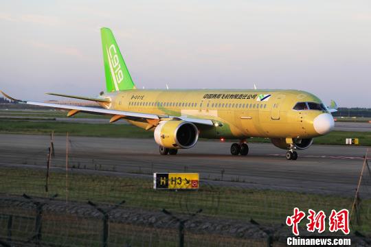 中國商飛C919大型客機104架機在上海浦東國際機場滑行道上滑行?！∫罅⑶?攝