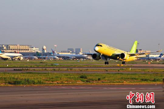 中國商飛C919大型客機104架機于5時32分從上海浦東國際機場第四跑道起飛?！∫罅⑶?攝