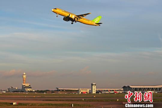 中國商飛C919大型客機104架機于5時32分從上海浦東國際機場第四跑道起飛?！∫罅⑶?攝