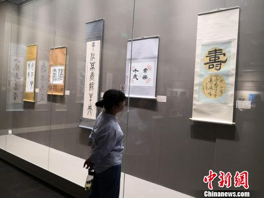 中日瓦當(dāng)書法篆刻藝術(shù)展西安開展。　阿琳娜 攝