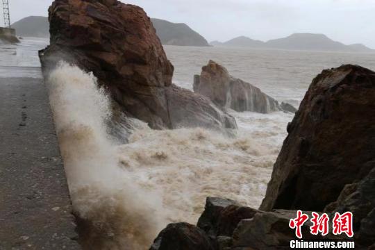 臺(tái)風(fēng)“利奇馬”登陸浙江溫嶺：窗外玻璃破碎聲不斷