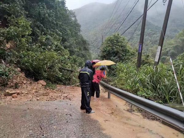 寧?？h澄深村支書張林恩攙扶吳菊芳走過塌方點(diǎn)