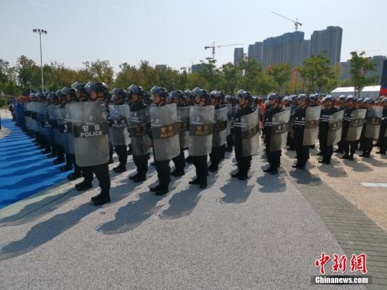 8月12日，公安部組織全國公安機關(guān)在154個城市同步開展以“銷槍爆 除禍患 保大慶 護民安”為主題的集中統(tǒng)一銷毀活動，對去年以來全國公安機關(guān)收繳和群眾主動上繳的氣槍、獵槍等10.7萬支非法槍支及一大批炸藥、雷管等爆炸物品進行集中安全銷毀，切實消除社會治安隱患。張子揚 攝