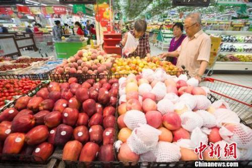 資料圖：民眾在超市選購水果?！堅?攝