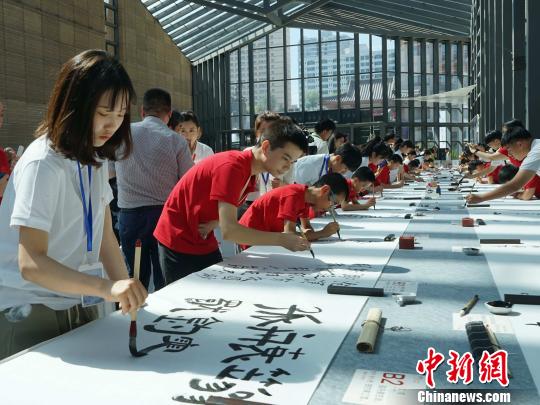 中日韓青少年匯聚古城西安百米長(zhǎng)卷上書(shū)寫(xiě)唐詩(shī)