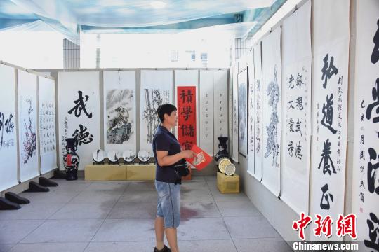 “養(yǎng)心觀德”文化藝術展展出眾多名家字畫，詮釋“文武雙全”?！￡慅埳?攝