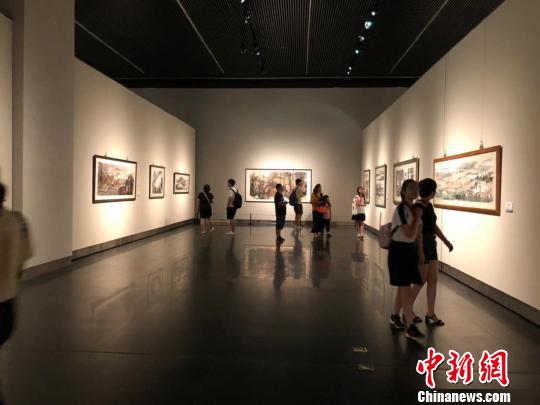 18日，“云月八千里——江明賢墨彩巡回展”在位于南京的江蘇省美術館新館開展?！≈鞎苑f 攝