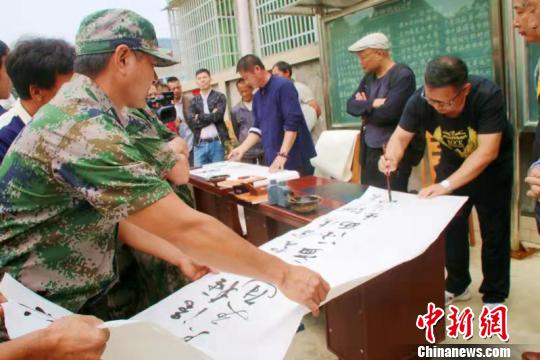 湖南辰溪丹山村200余家庭共享家訓(xùn)。　劉本暢 攝