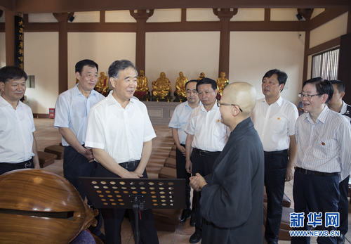 9月9日至10日，中共中央政治局常委、全國(guó)政協(xié)主席汪洋在江西調(diào)研宗教工作。這是9月9日，汪洋在宜黃縣曹山寶積寺與僧人交流。新華社記者 王曄 攝