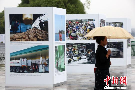 民眾觀看展覽。　任海霞 攝