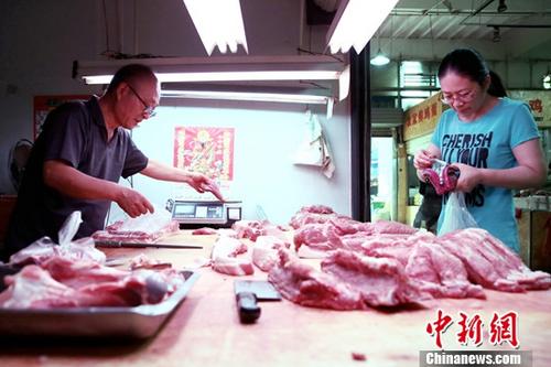 資料圖：民眾購買豬肉。<a target='_blank' href='http://www.chinanews.com/'>中新社</a>記者 張遠(yuǎn) 攝