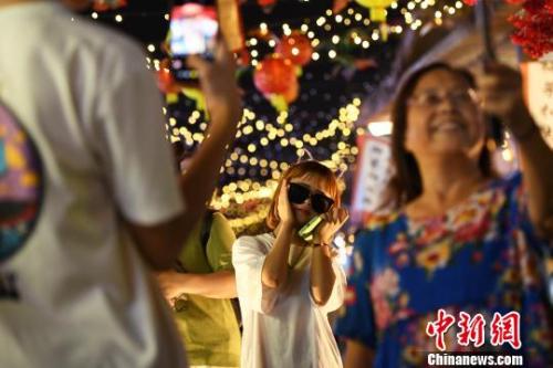 資料圖：重慶中秋夜市開街生意火爆。陳超 攝