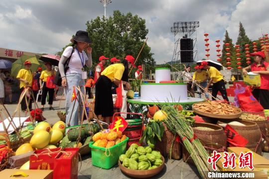 現(xiàn)場展銷環(huán)節(jié)，福建省各設(shè)區(qū)市、平潭綜合實驗區(qū)和尤溪縣精選的八閩特產(chǎn)亮相?！朗慷?攝