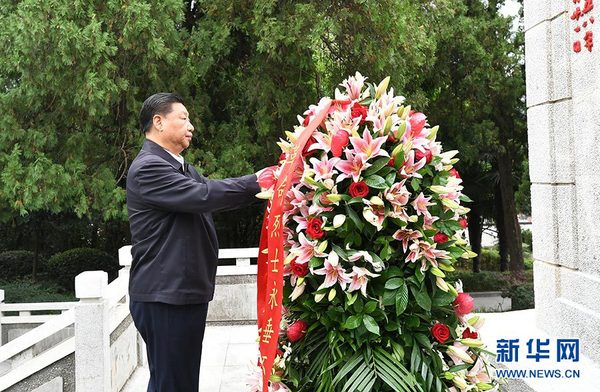 9月16日至18日，中共中央總書記、國(guó)家主席、中央軍委主席習(xí)近平在河南考察。這是16日下午，習(xí)近平來到位于信陽(yáng)市新縣的鄂豫皖蘇區(qū)首府烈士陵園，瞻仰革命烈士紀(jì)念碑，向革命先烈敬獻(xiàn)花籃。 新華社記者 謝環(huán)馳 攝