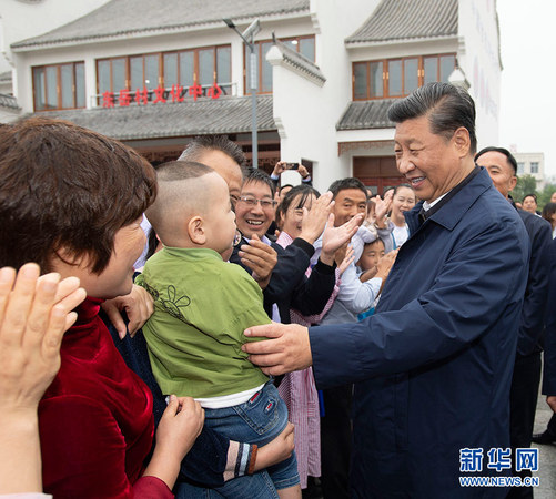 9月16日至18日，中共中央總書記、國家主席、中央軍委主席習(xí)近平在河南考察。這是17日上午，習(xí)近平在信陽市光山縣文殊鄉(xiāng)東岳村同鄉(xiāng)親們親切交流，祝愿鄉(xiāng)親們生活芝麻開花節(jié)節(jié)高。 新華社記者 謝環(huán)馳 攝