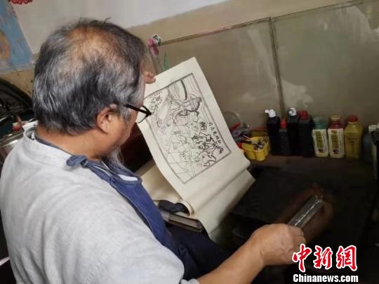 18歲那年，山西絳州木版年畫傳承人吳百鎖第一次接觸絳州木版年畫，便被它古樸的線條和厚重的色彩所吸引?！钆迮?攝