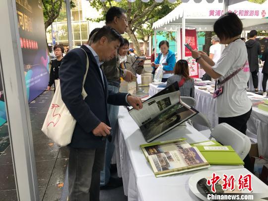 市集上展示了百余種與“建筑可閱讀”相關(guān)的文創(chuàng)產(chǎn)品。　芊燁 攝