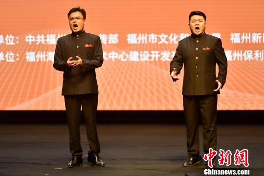 來自福州大學(xué)以及福州大司樂府的三位老師，李毅、羅希、龍沛，演唱《我愛你中國》?！蚊?攝