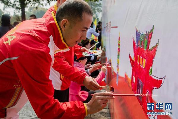 9月26日，在云南師范大學(xué)校園內(nèi)的西南聯(lián)合大學(xué)舊址，參加活動的青聯(lián)委員及青年代表在繪制展板。 新華社記者 胡超 攝