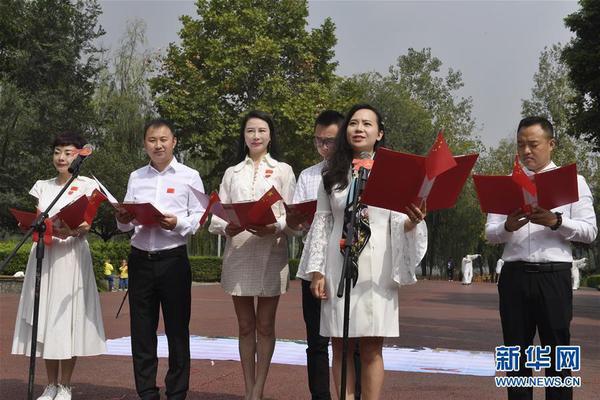 9月26日，在四川成都國際文化藝術(shù)中心，青聯(lián)委員、香港在川青年用普通話和粵語共同朗誦詩歌《青春中國》。 新華社記者 劉坤 攝