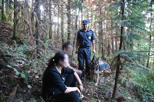 警方在山林中對涉賭人員進(jìn)行抓捕