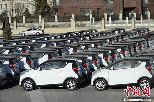 資料圖：集中停放的電動(dòng)汽車(chē)。
<a target='_blank' href='http://www.chinanews.com/'>中新社</a>記者 劉文華 攝